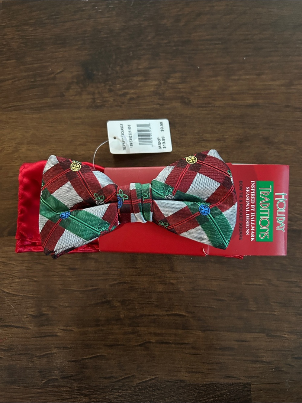 Holiday Traditions Red & Green Plaid Bow Tie with Pocket Square